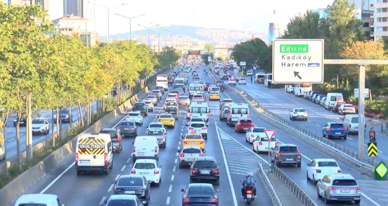İstanbul’da okullar açıldı, trafik sıkıntısı başladı