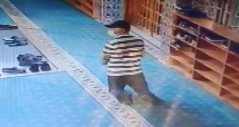 Sultangazi’de mescitlerden ayakkabı çalan kuşkulu kamerada