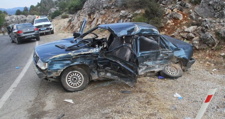 Tırın çarptığı araç hurdaya döndü: 1 meyyit, 3 yaralı