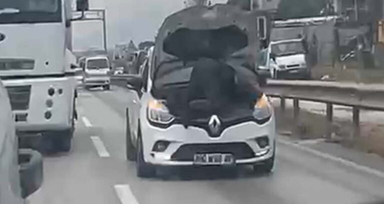 Trafikte akıllara sakinlik veren olay: Seyir halindeki arabanın motorunu tamir etti