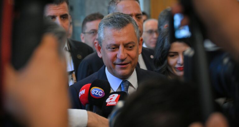 YENİ Parti birinci ankette CHP’yi solladı