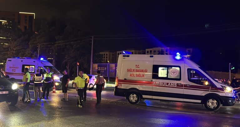 Yolun karşısına geçmeye çalışan 2 çocuğa araç çarptı: 1 meyyit, 1 yaralı