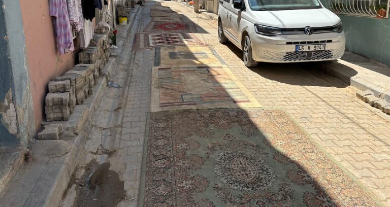 İzmir’de yollara halı sermeye başladılar