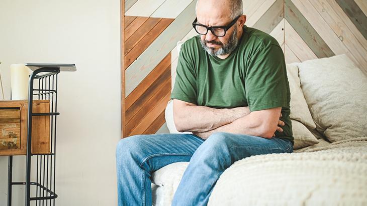50 yaşından sonra bu 5 belirtiyi hafife almayın! Prostat büyümesi böbrekleri etkileyebilir