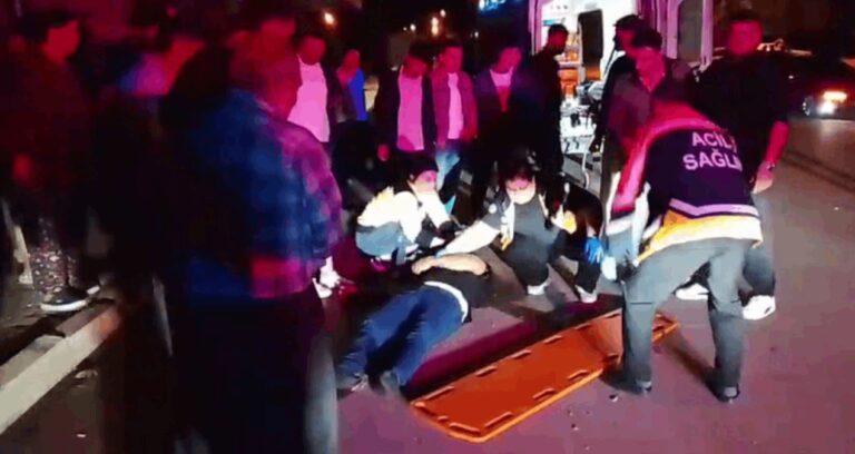 Adana’da denetimden çıkan araba park halindeki kamyonete çarptı! 2 yaralı
