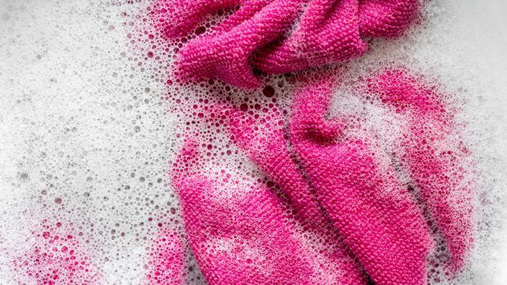 Çamaşır suyu ve yumuşatıcı tuzağı! Mikrofiber bezlerin ömrünü uzatmanın yolları