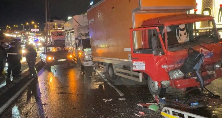 Avcılar’da 4 araç birbirine girdi: 4 yaralı