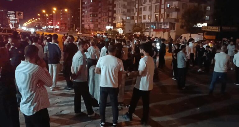 Batman’da yaya geçidinde dehşet: Araba 2 şahsa çarptı, öfkeli mahalleli yolu trafiğe kapattı!