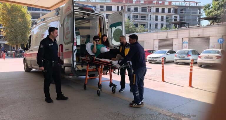 Bursa’da arabayla motosiklet çarpıştı: Yaralının gözlüğü dikkat çekti