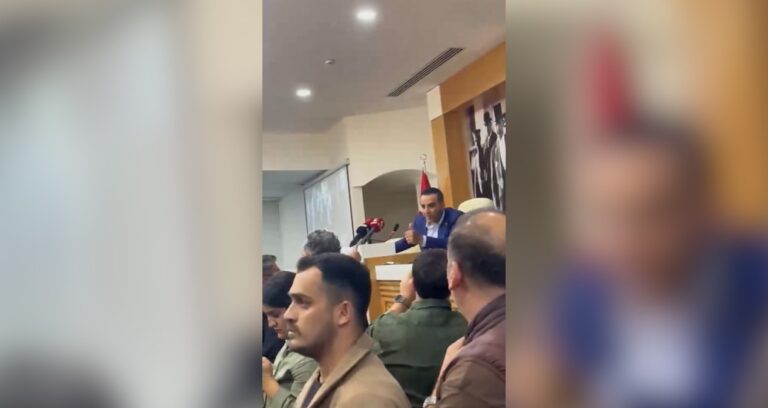 CHP’den AKP’ye geçen belediyenin birinci toplantısında arbede çıktı: Lidere su şişesi fırlatıldı