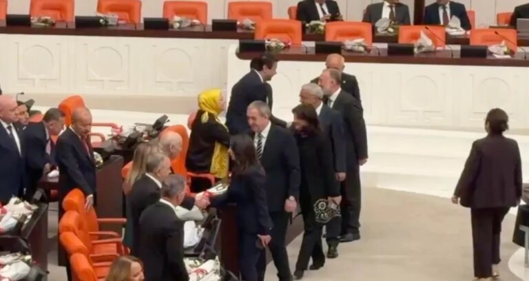 DEM Partili vekiller Devlet Bahçeli ile tokalaşmak için sıraya girdi
