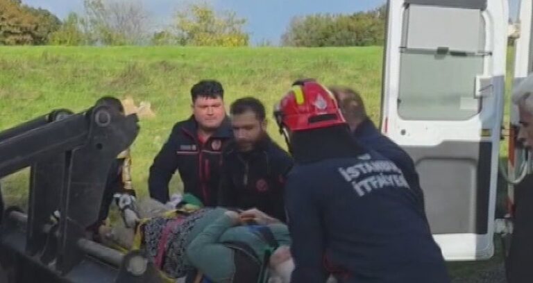 Dere taştı, kolu kırılan bayan kepçeyle karşıya geçirildi
