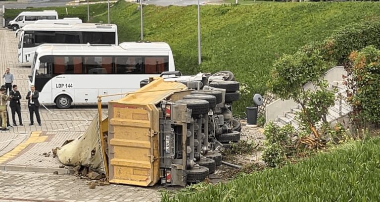 Hafriyat kamyonu İSKİ bahçesine düştü! 2 yaralı