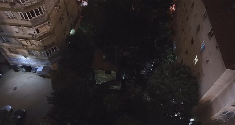 Kadıköy’de 3 katlı ahşap köşk yangında kullanılamaz hale geldi