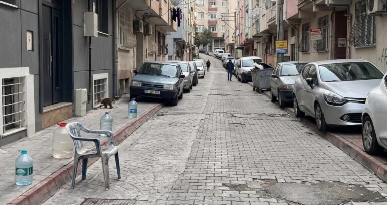 Meskeninin önüne duba koyanlar yandı: Artık park yeri ayırma periyodu bitti