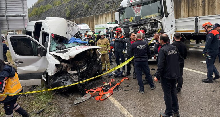 Minibüs ile tırın çarpıştığı kazada ortalık savaş alanına döndü: 1 meyyit, 11 yaralı