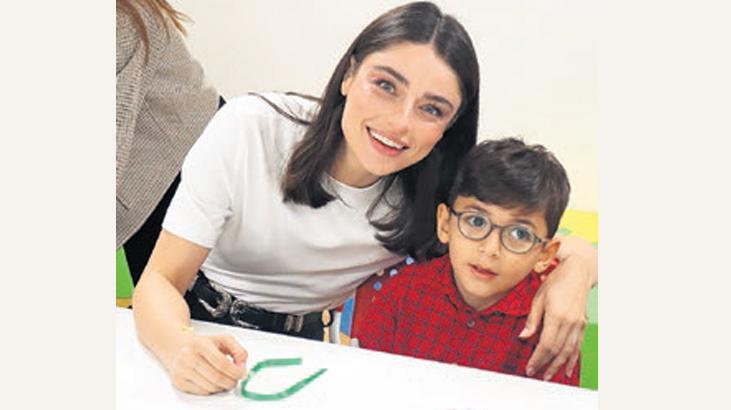 Çocuklarla kurdele hazırladı