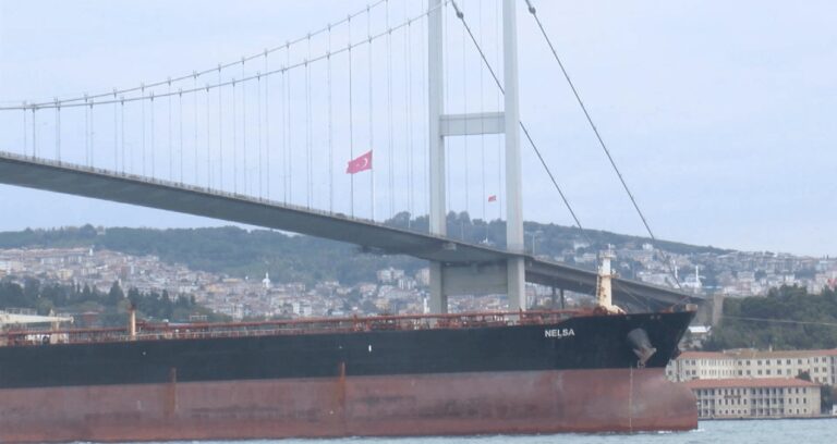 Rusya’da vurulan dev gemi İstanbul Boğazı’ndan geçti