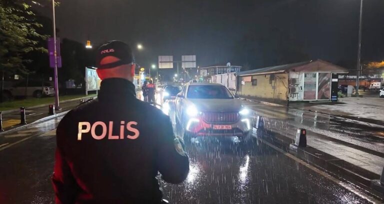 Üsküdar’da ‘Huzur İstanbul’ kontrolü: Araçlar didik didik arandı