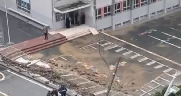 İstanbul’da facianın eşiğinden dönüldü: İlkokulun istinat duvarı çöktü