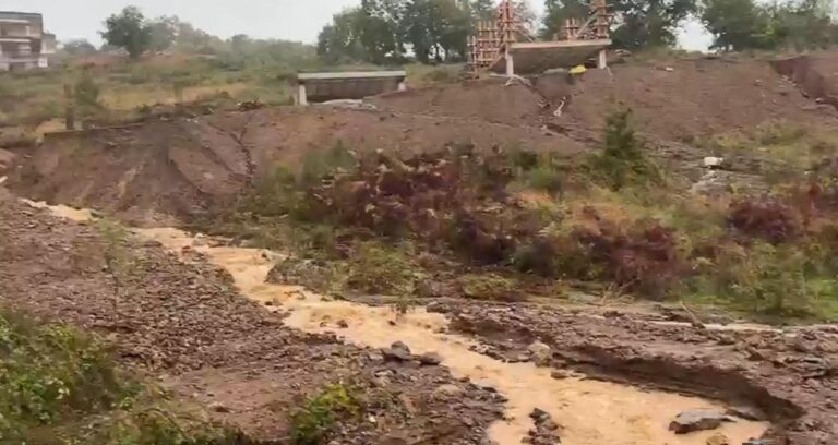 İstanbul’un o ilçesinde yollar kapandı: Yağış sonrası toprak kaydı