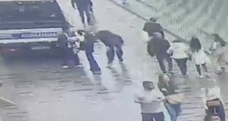 İstiklal’de cep telefonu çalan kuşkulu suçüstü yakalandı: Kapkaç anları kamerada