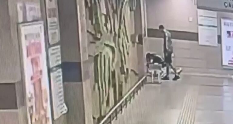 Taksim metrosunda uyuyan kişinin telefonunu bu türlü çaldılar