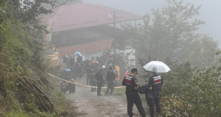 Trabzon’da korkutan heyelan: Beton kırarken toprak altında kaldı!
