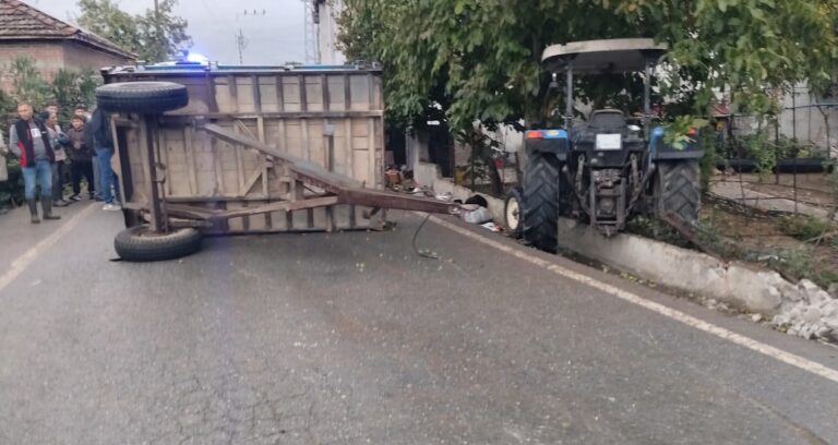 Traktör römorku devrildi: 23 kişi yaralandı