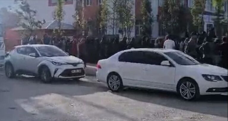 Van’da endişe dolu dakikalar! Kız öğrenci okula pompalı tüfekle geldi